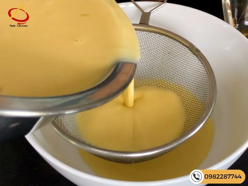 Bước 3 - Ray mịn hỗn hợp sữa làm bánh flan