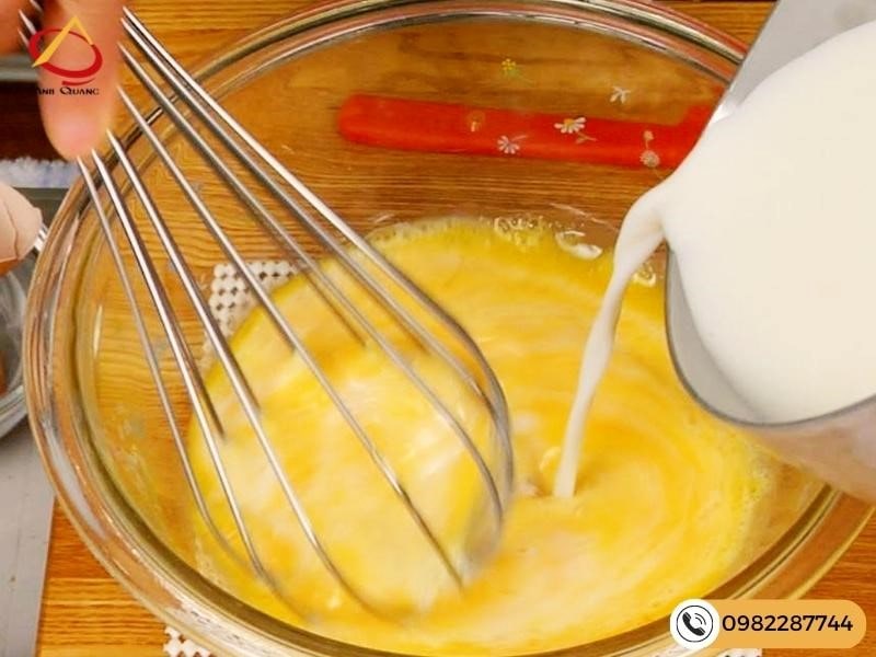 Bước 1 - Tạo hỗn hợp trứng sữa làm rau câu bánh flan rau câu kết hợp phô mai