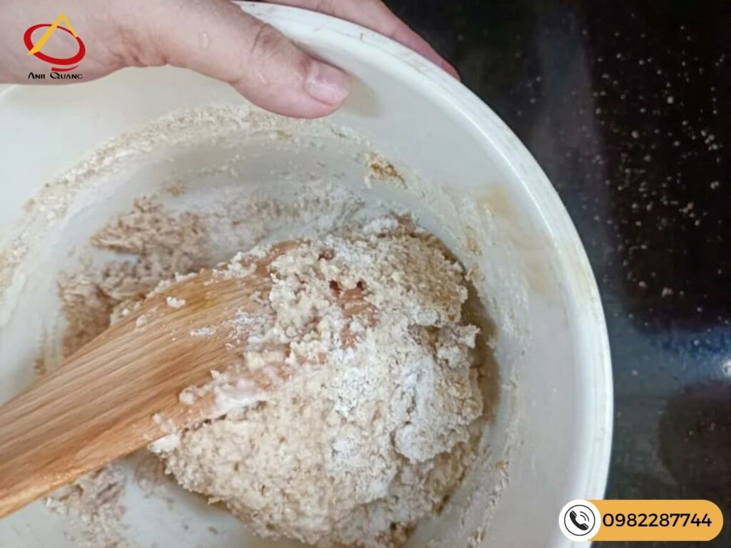 Bước 1 - Thực hiện trộn đều bột bánh mì nguyên cám