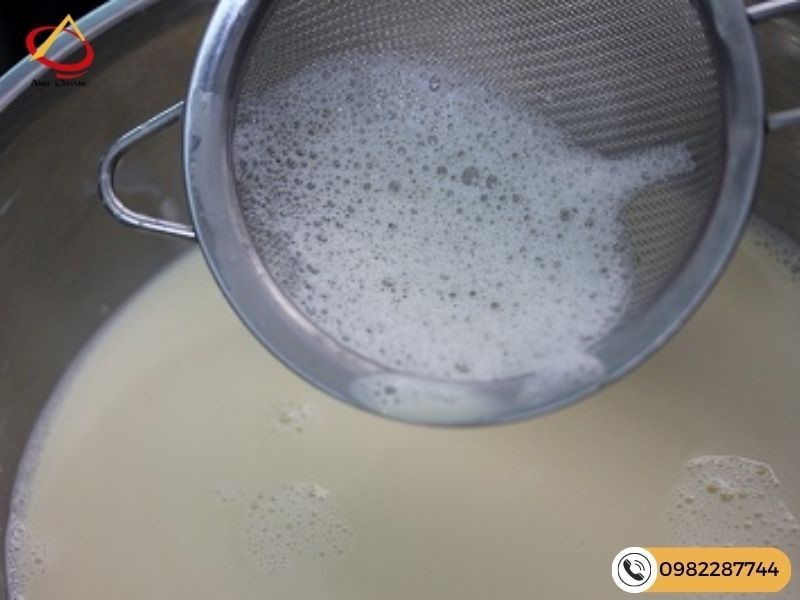 Bước 3 - Rây hỗn hợp trứng sữa qua rây lọc